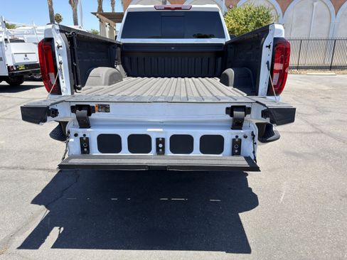 Used 2023 GMC Sierra 2500 SLT w/ SLT Preferred Package AWD/4WD image 19