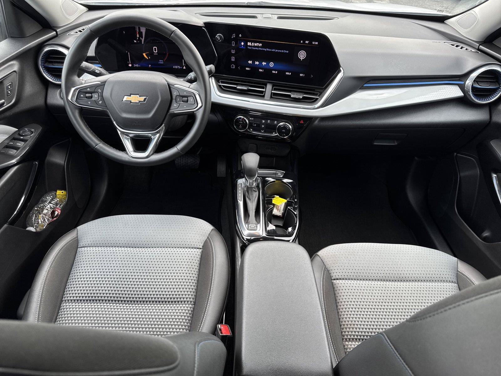 Used 2025 Chevrolet Trax LT w/ LT Convenience Package FWD image 13