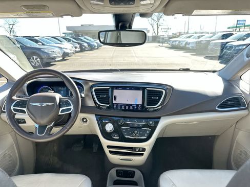 Used 2018 Chrysler Pacifica Touring-L image 20