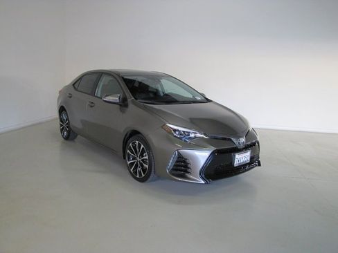 Used 2017 Toyota Corolla XSE image 3