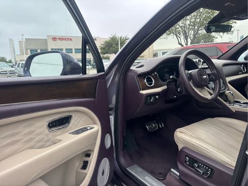 Used 2023 Bentley Bentayga Extended Wheelbase AWD/4WD image 3