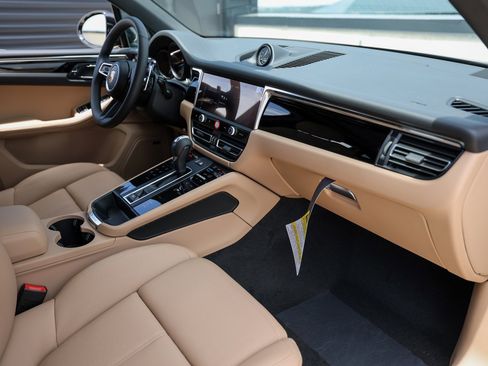 Certified 2025 Porsche Macan image 29