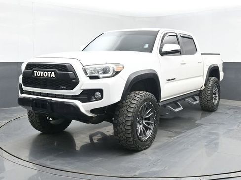 Used 2019 Toyota Tacoma TRD Off-Road w/ Technology Package AWD/4WD image 10