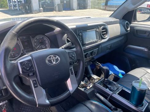 Used 2019 Toyota Tacoma SR5 w/ SR5 Appearance Package (SM) AWD/4WD image 9