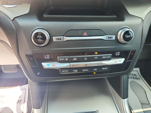 Used 2020 Ford Explorer XLT w/ Equipment Group 202A AWD/4WD image 34