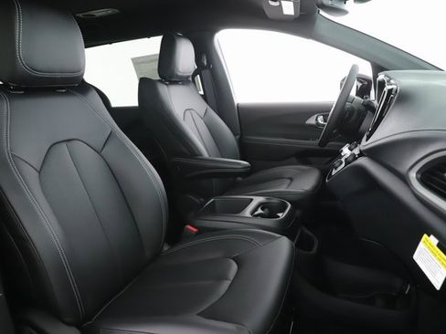 New 2026 Chrysler Pacifica Select image 32
