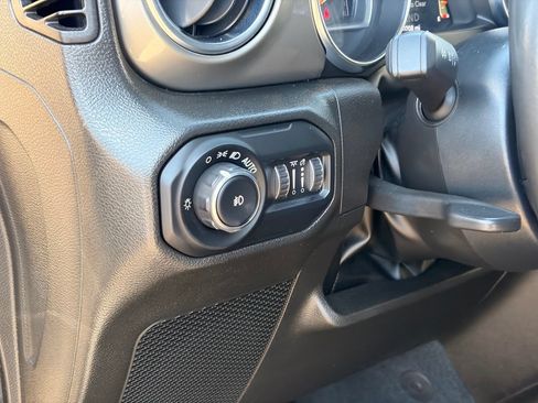 Used 2022 Jeep Wrangler Unlimited Sahara AWD/4WD image 22