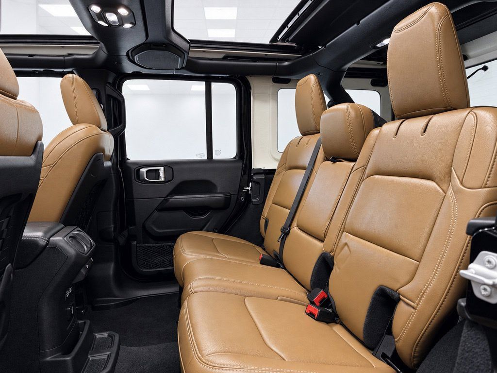 Used 2022 Jeep Wrangler Unlimited Rubicon w/ Advanced Safety Group AWD/4WD image 29