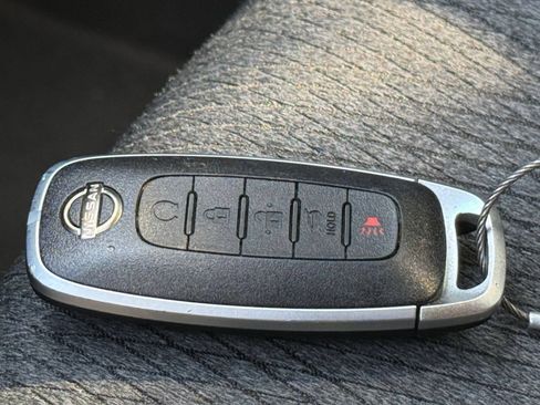 Used 2025 Nissan Rogue SV FWD image 22