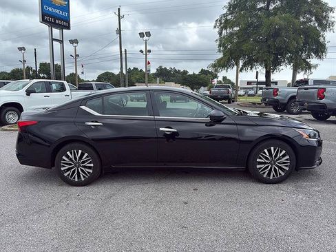 Used 2025 Nissan Altima 2.5 SV FWD image 4