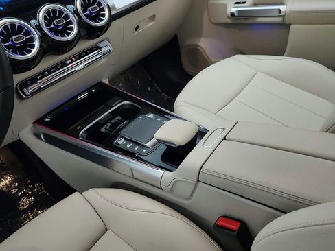 Used 2022 Mercedes-Benz GLB 250 4MATIC image 13