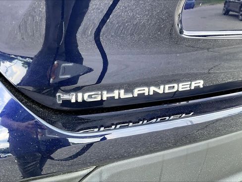 Used 2023 Toyota Highlander LE FWD image 30