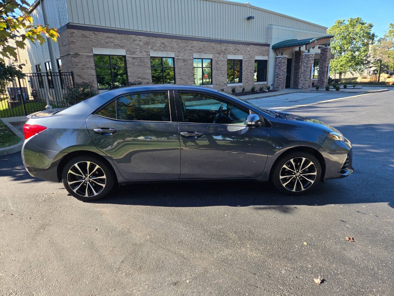Used 2017 Toyota Corolla SE w/ SE Premium Package FWD image 5