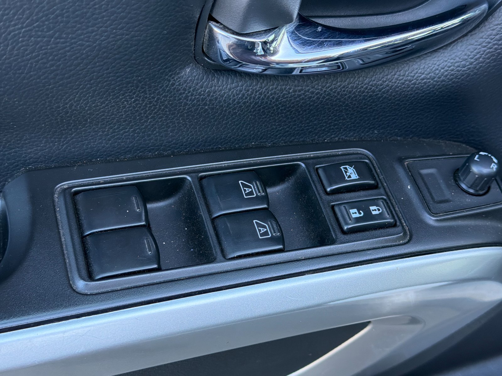 Used 2024 Nissan Titan SV w/ SV Convenience Package RWD image 11