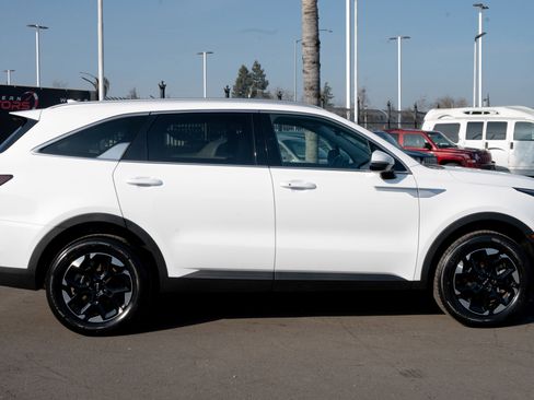 Used 2024 Kia Sorento S image 9