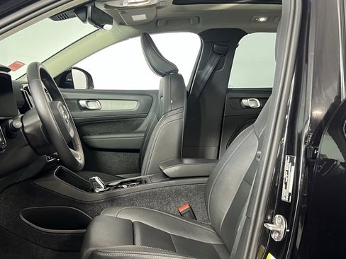 Used 2025 Volvo XC40 B5 Plus image 50