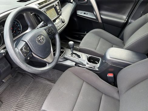 Used 2018 Toyota RAV4 LE AWD/4WD image 10
