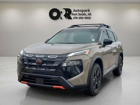 Used 2025 Nissan Rogue SV image 2