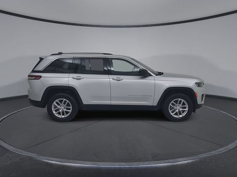 Used 2023 Jeep Grand Cherokee Laredo AWD/4WD image 19