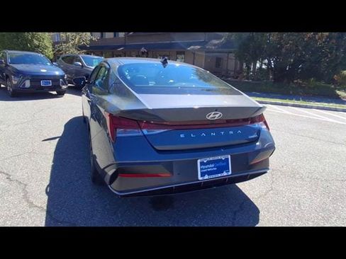 Certified 2024 Hyundai Elantra Limited FWD image 7