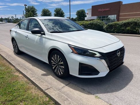 Used 2025 Nissan Altima 2.5 SV FWD image 2