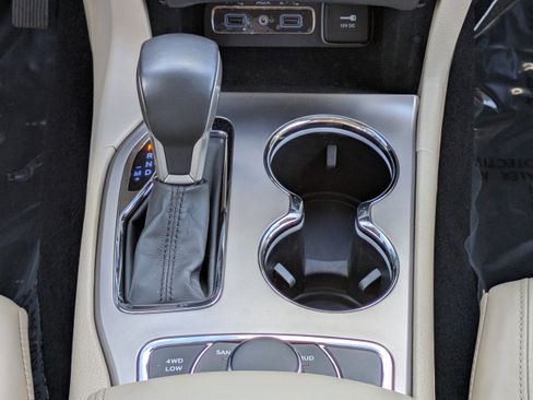 Used 2021 Jeep Grand Cherokee Limited w/ Luxury Group II image 18