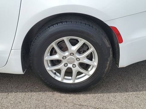 Used 2020 Chrysler Pacifica Touring-L FWD image 34