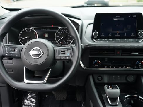 Used 2024 Nissan Rogue SV image 30