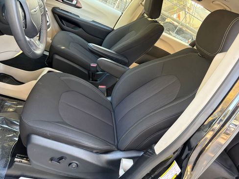 Used 2023 Chrysler Voyager LX image 36