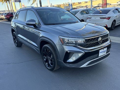 Used 2022 Volkswagen Taos SE image 2