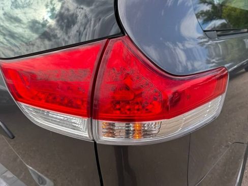 Used 2011 Toyota Sienna FWD image 12