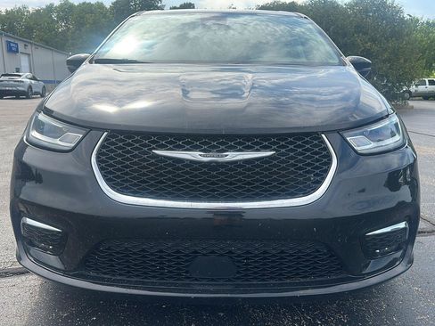 Used 2024 Chrysler Pacifica Touring-L FWD image 2