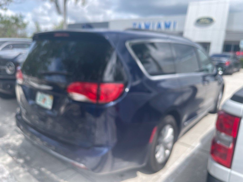 Used 2017 Chrysler Pacifica Touring-L FWD image 3