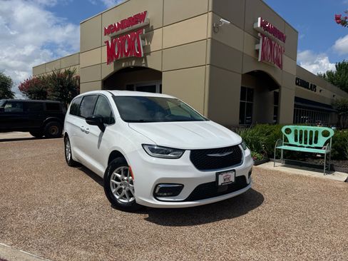 Used 2024 Chrysler Pacifica Touring-L FWD image 1
