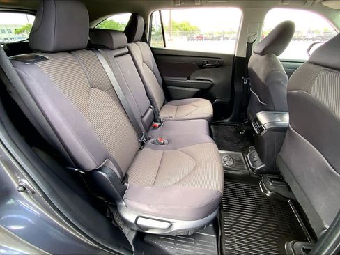 Used 2023 Toyota Highlander LE image 19