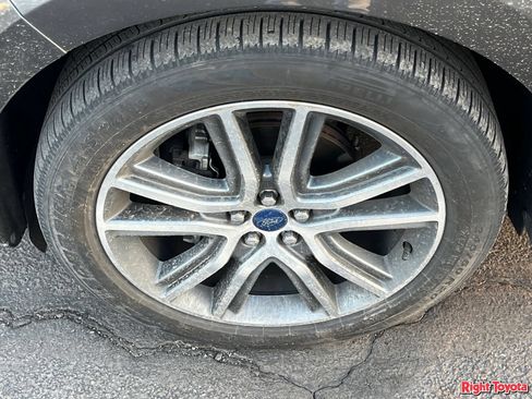Used 2019 Ford Edge Titanium w/ Equipment Group 301A FWD image 8