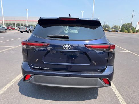 Used 2024 Toyota Highlander XLE FWD image 7