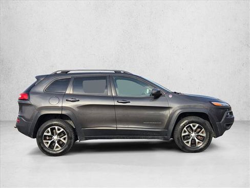 Used 2017 Jeep Cherokee Trailhawk image 4