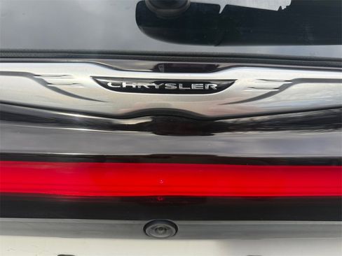 Used 2025 Chrysler Pacifica Select image 17