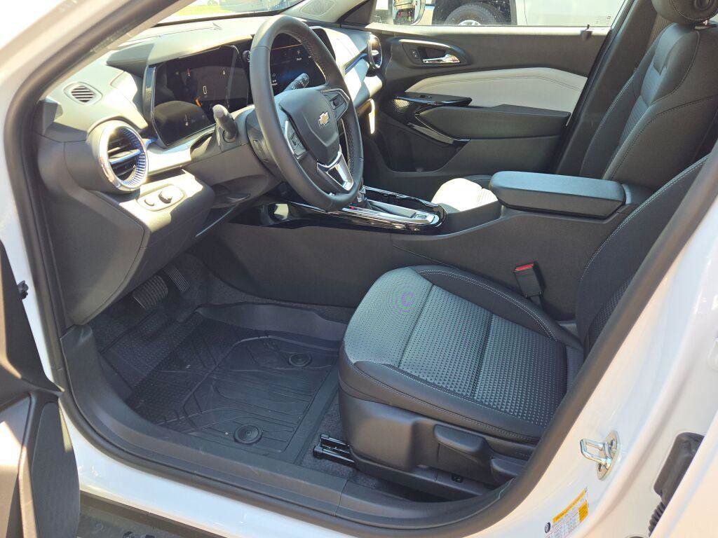 Used 2026 Chevrolet Trax LT w/ LT Convenience Package FWD image 27