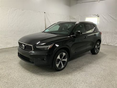 Used 2024 Volvo XC40 B5 Plus AWD/4WD image 2