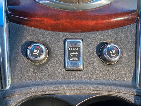 Used 2010 INFINITI G37 Convertible w/ Premium Pkg RWD image 32