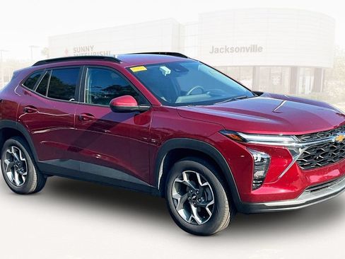 Used 2025 Chevrolet Trax LT FWD image 3