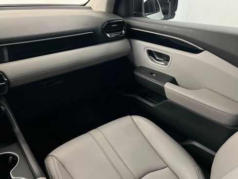 Used 2025 Honda Pilot Touring image 11