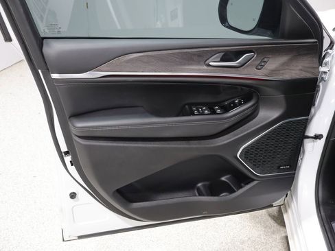 Used 2023 Jeep Grand Cherokee Overland AWD/4WD image 12