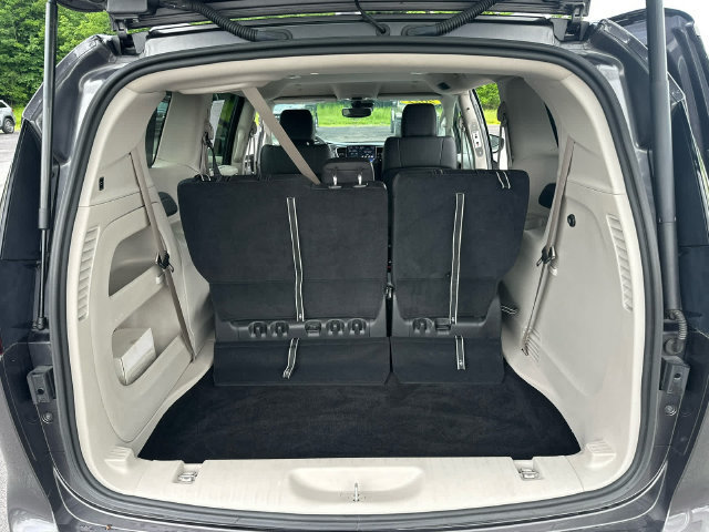 Used 2022 Chrysler Pacifica Touring-L FWD image 23