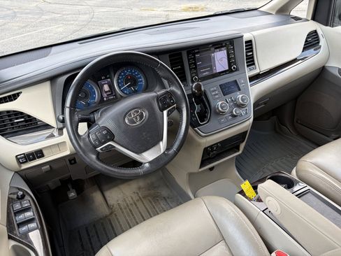 Used 2020 Toyota Sienna XLE w/ XLE Navigation Package AWD/4WD image 11