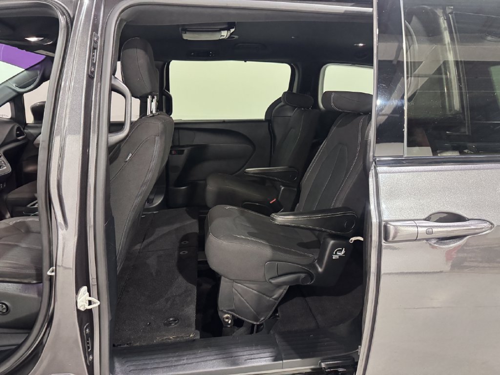 Used 2020 Chrysler Pacifica Touring w/ S Appearance Package FWD image 19