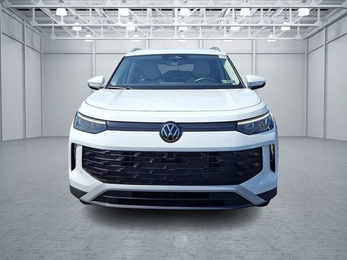 Certified 2025 Volkswagen Tiguan SE AWD/4WD image 2