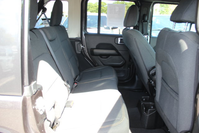 Used 2025 Jeep Wrangler Unlimited Sahara AWD/4WD image 30